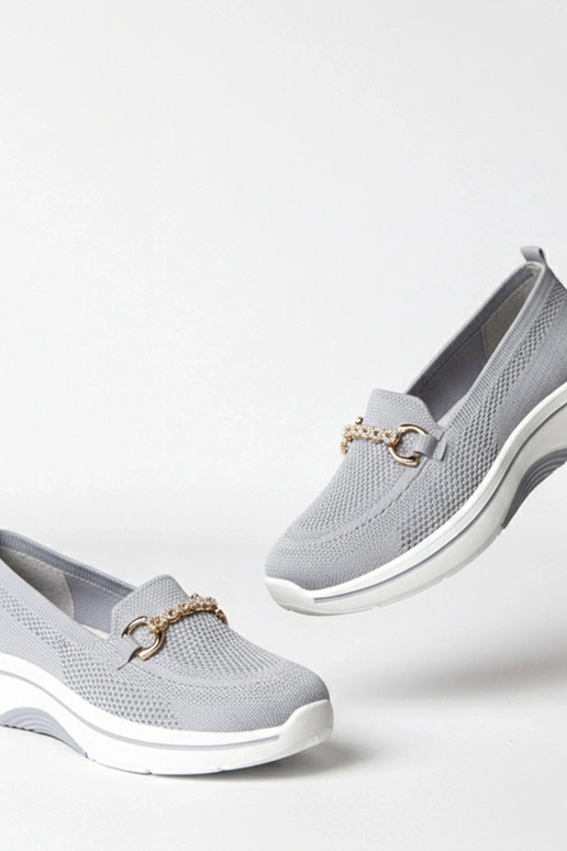 Zapatillas deportivas de tela grises...