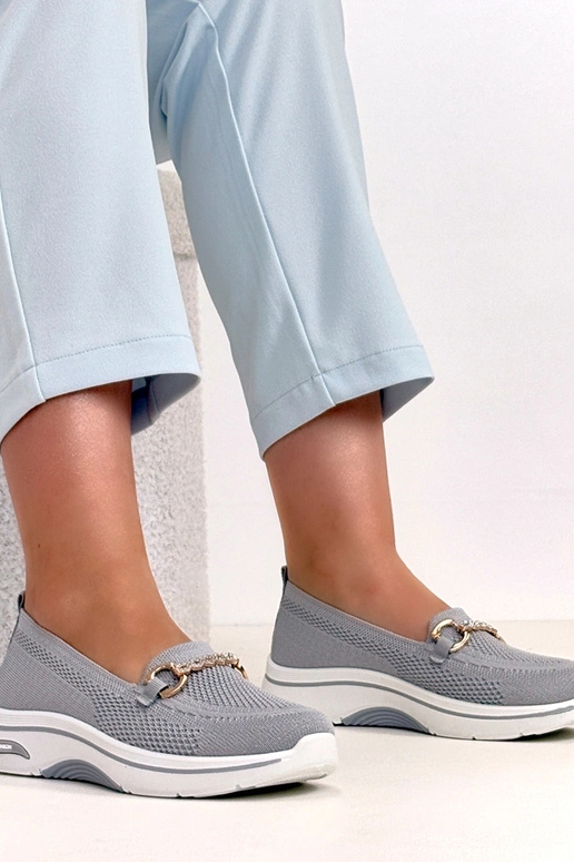 Zapatillas deportivas de tela grises...