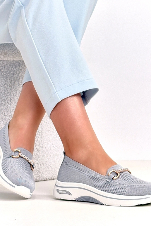 Zapatillas deportivas de tela grises...