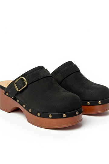 Chanclas de madera de ante...