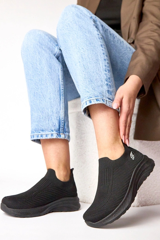 Zapatillas deportivas de tela negras...