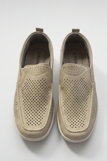 Mocasines perforados para hombre color arena Finn 2