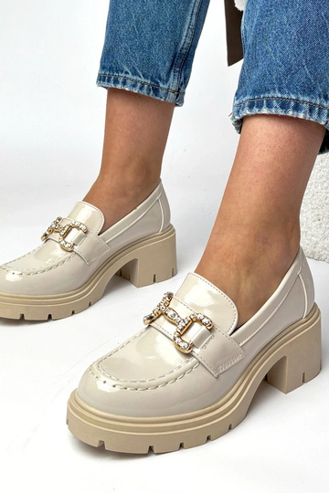 Mocasines crema lustrados con tacón y circonitas Paola