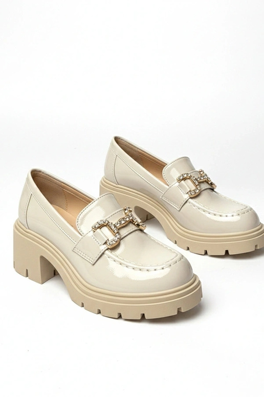 Mocasines crema lustrados con tacón y...