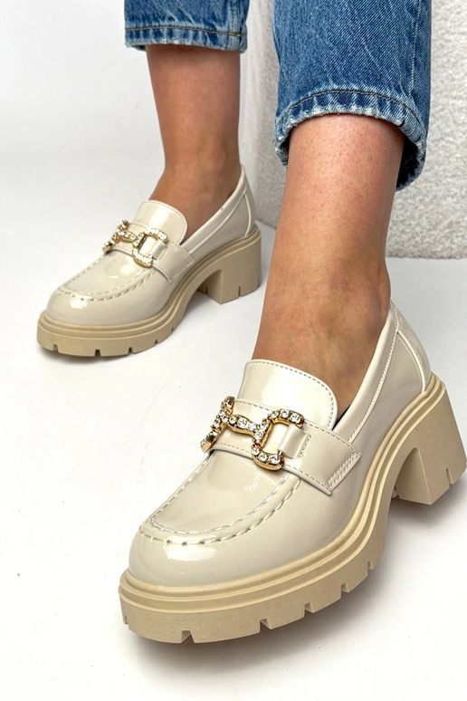 Mocasines crema lustrados con tacón y...