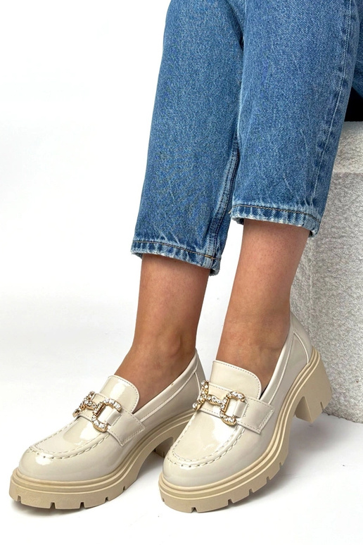 Mocasines crema lustrados con tacón y...