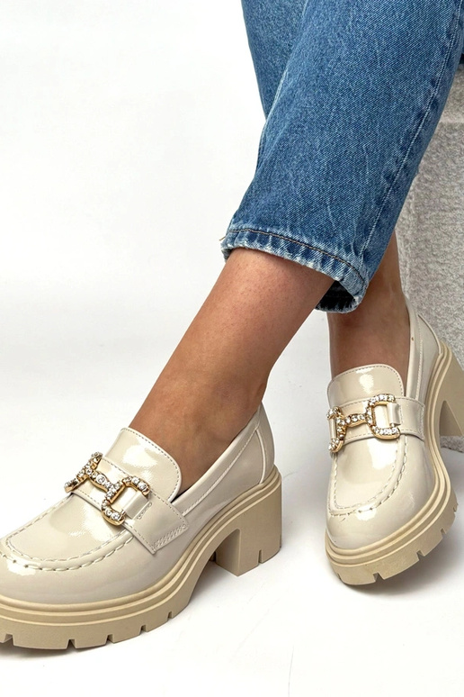Mocasines crema lustrados con tacón y...