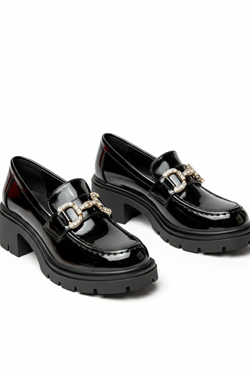 Mocasines negros lustrados...