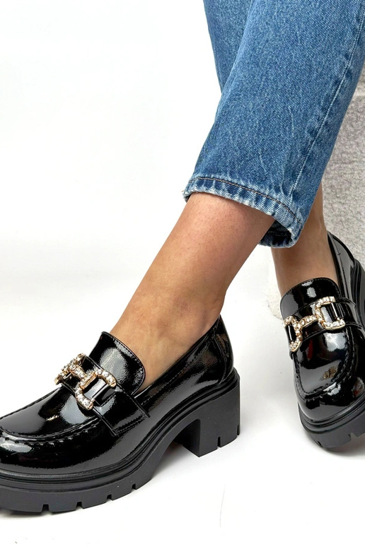 Mocasines negros lustrados con tacón...