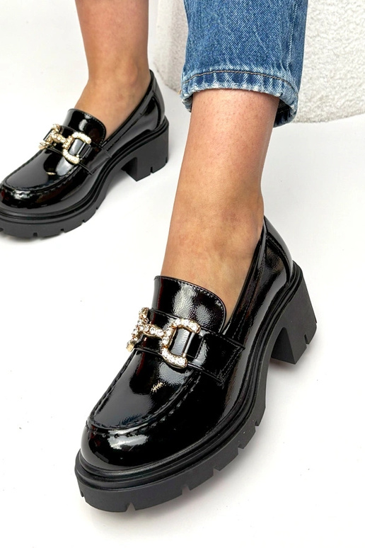 Mocasines negros lustrados con tacón...