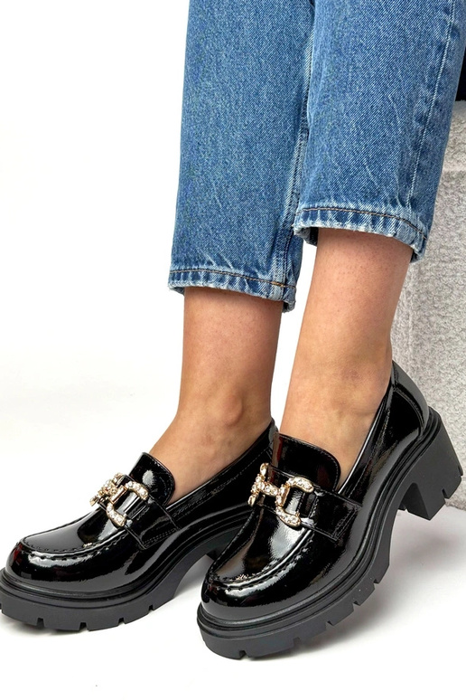 Mocasines negros lustrados con tacón...