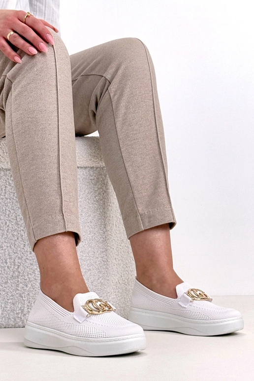 Zapatillas deportivas de tela blancas...