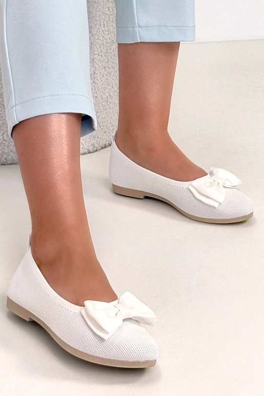 Bailarinas de piel blancas con lazo...