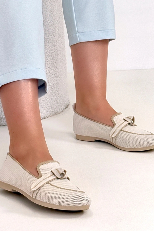 Bailarinas de piel color arena con...