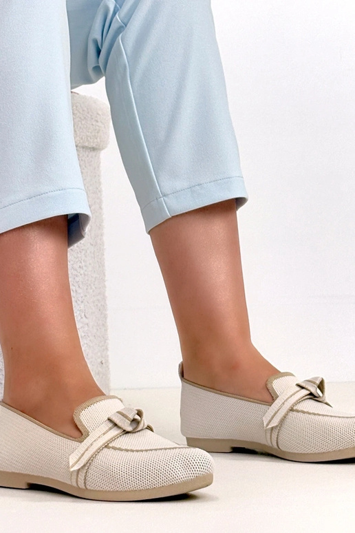 Bailarinas de piel color arena con...