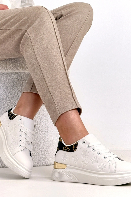 Zapatillas deportivas blancas...