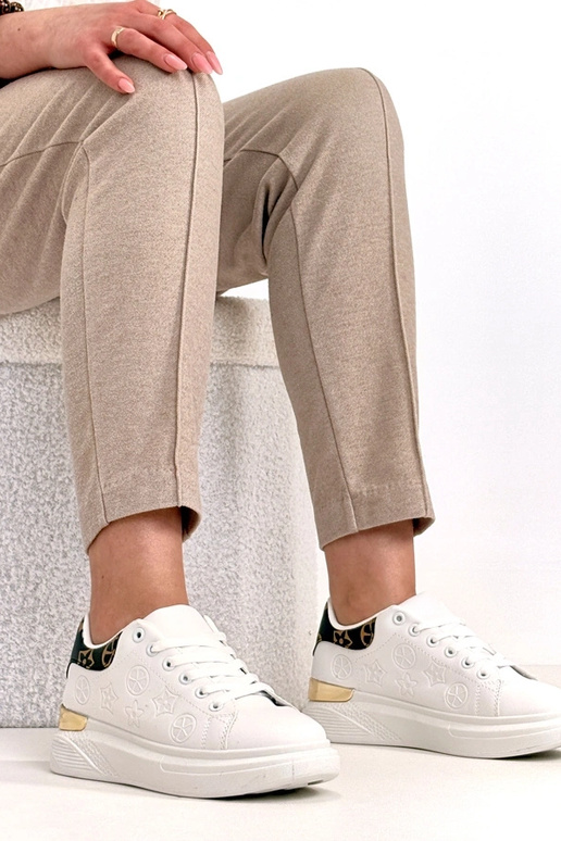 Zapatillas deportivas blancas...