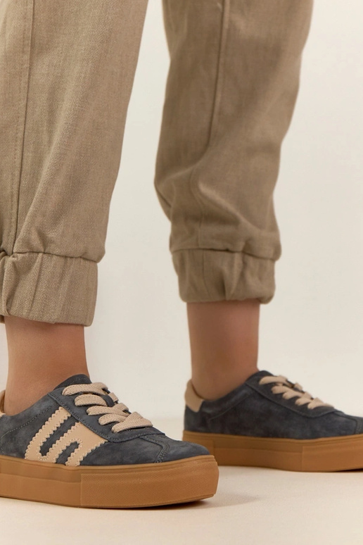 Zapatillas deportivas de cuero grises...