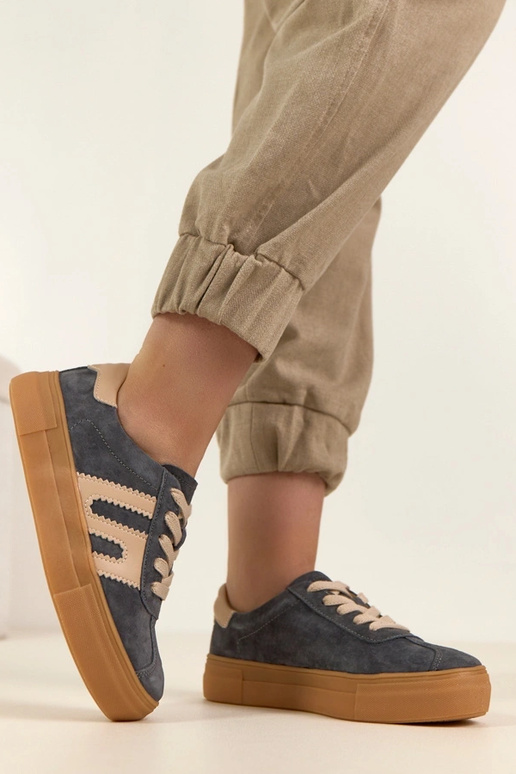 Zapatillas deportivas de cuero grises...