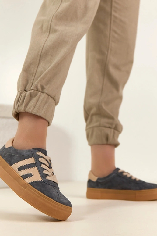 Zapatillas deportivas de cuero grises...