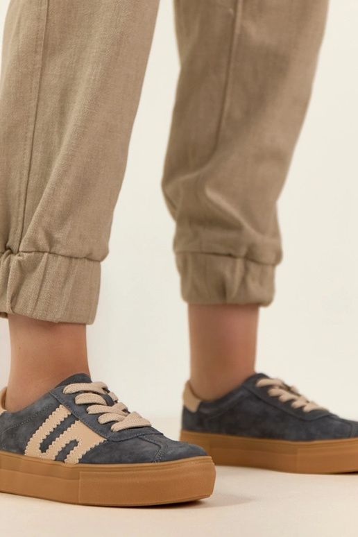 Zapatillas deportivas de cuero grises...