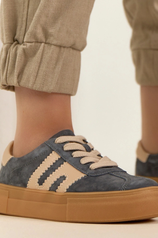 Zapatillas deportivas de cuero grises...