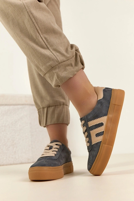 Zapatillas deportivas de cuero grises...