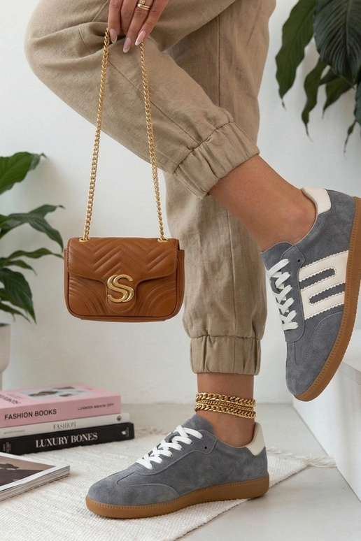 Zapatillas deportivas de piel gris...