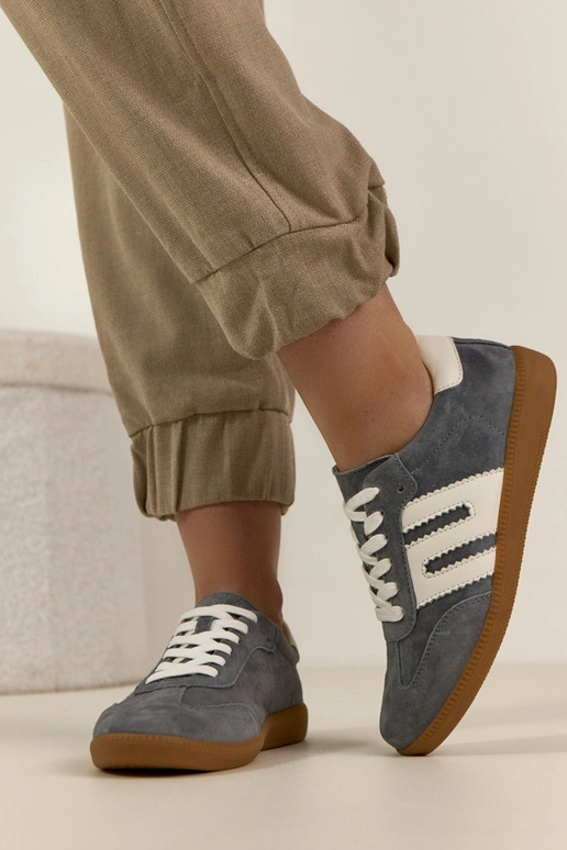 Zapatillas deportivas de piel gris...