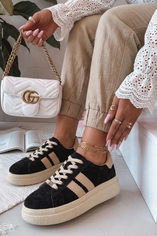 Zapatillas deportivas de piel negras...