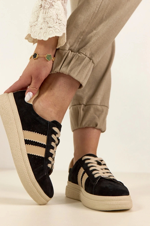 Zapatillas deportivas de piel negras...