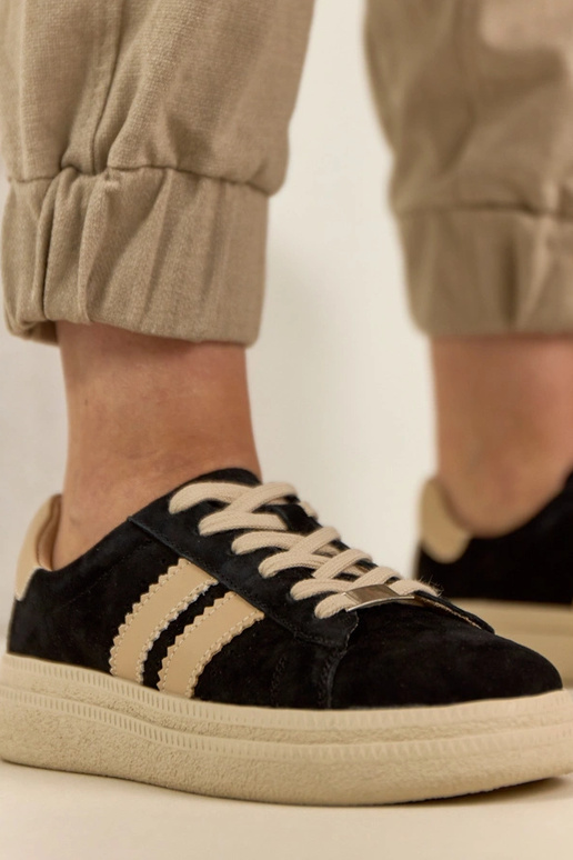 Zapatillas deportivas de piel negras...