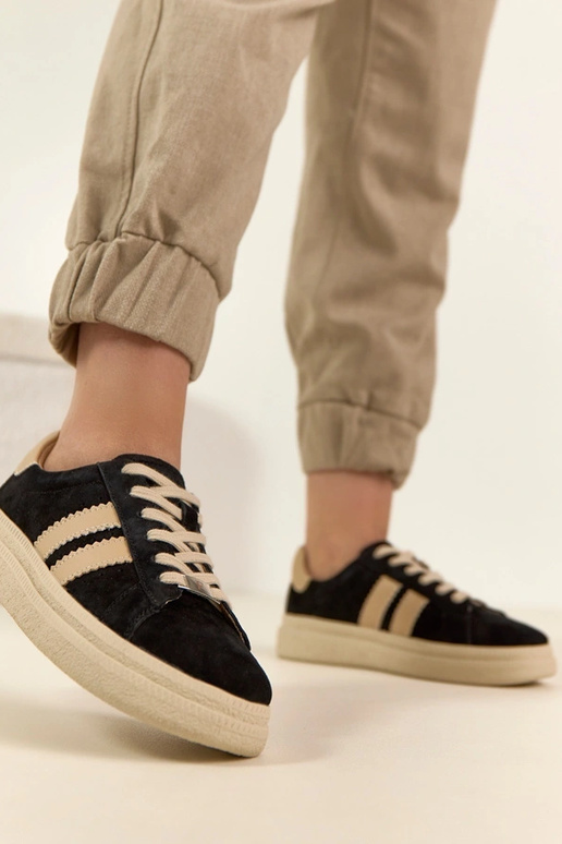 Zapatillas deportivas de piel negras...