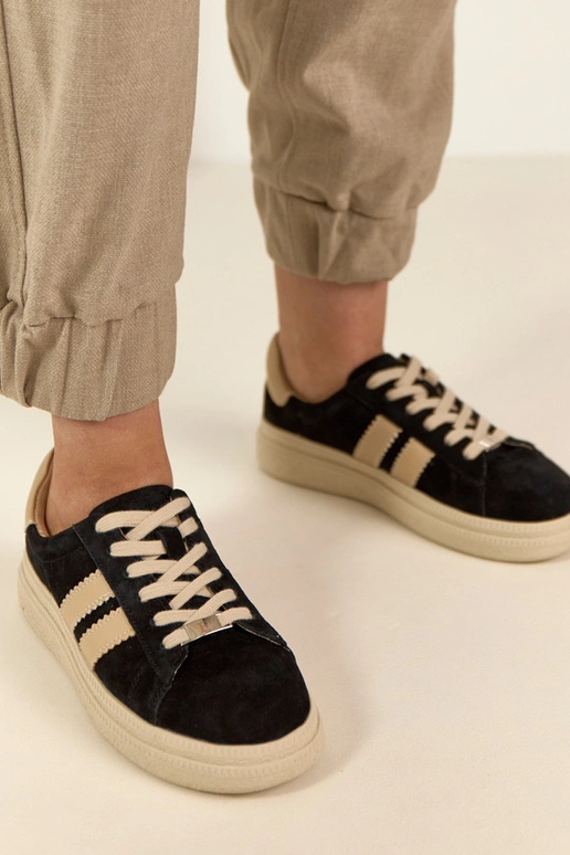 Zapatillas deportivas de piel negras...