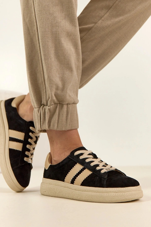 Zapatillas deportivas de piel negras...