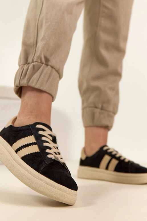 Zapatillas deportivas de piel negras...