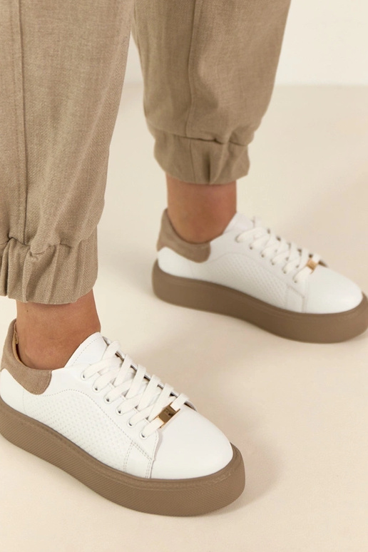 Zapatillas deportivas de piel blancas...