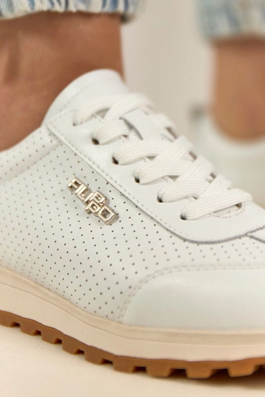 Zapatillas deportivas de piel blancas...