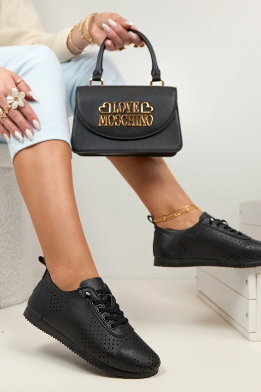 Zapatillas deportivas caladas negras...