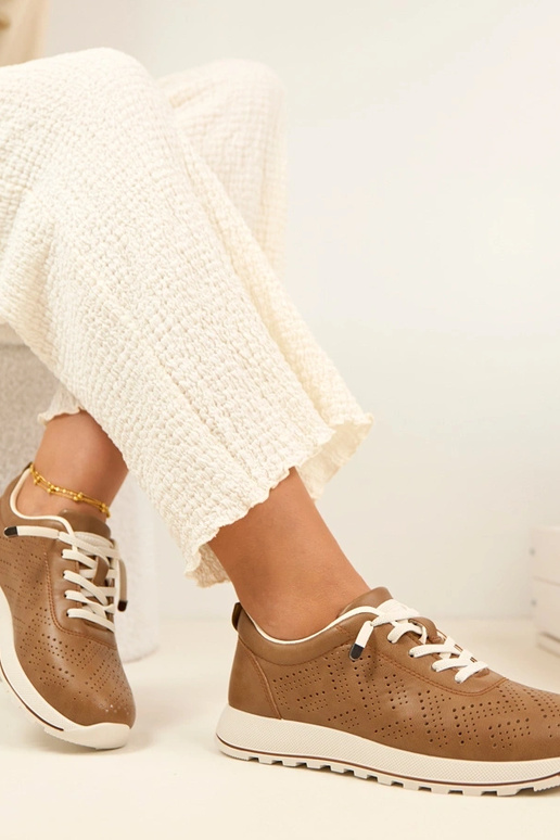 Zapatillas deportivas de malla marrón...