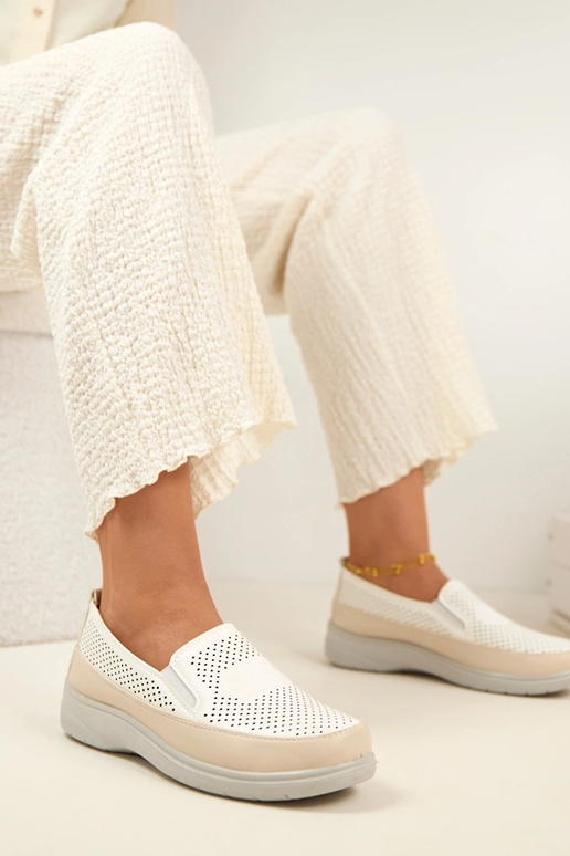 Mocasines de malla color arena y...