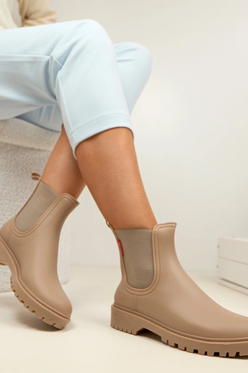 Botas de goma color arena...