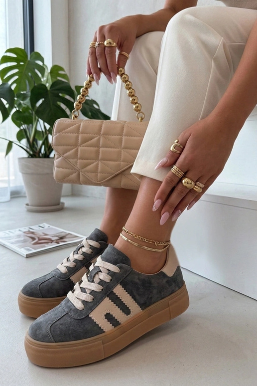 Zapatos de piel gris con plataforma...