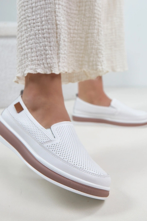 Zapatos de piel blancos de media...