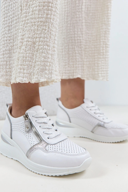 Zapatos de piel blancos con tacón...