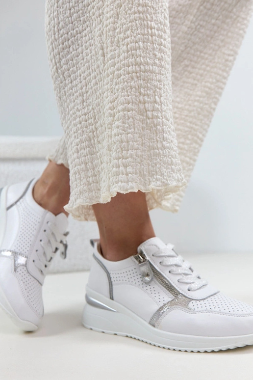 Zapatos de piel blancos con tacón...