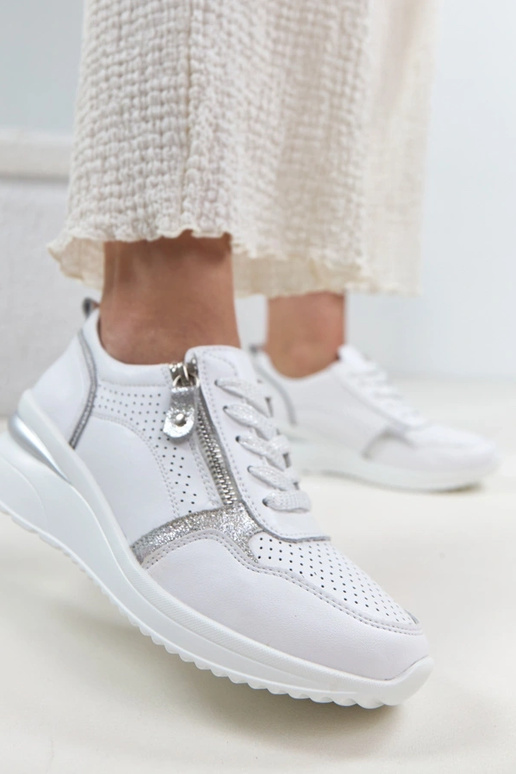 Zapatos de piel blancos con tacón...