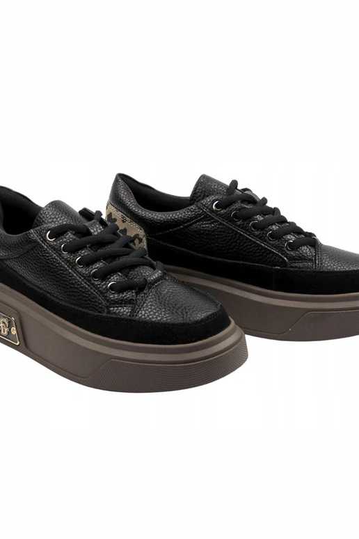 Zapatillas deportivas de piel negra...