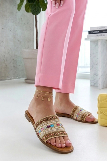 Zapatillas color arena adornadas con detalle trenzado multicolor Isabelle