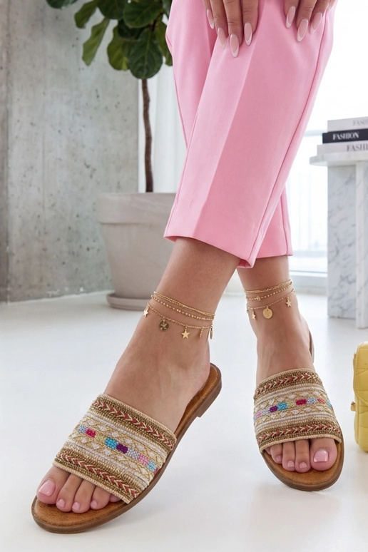 Zapatillas color arena adornadas con...